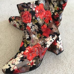 STEVE MADDEN red floral boots